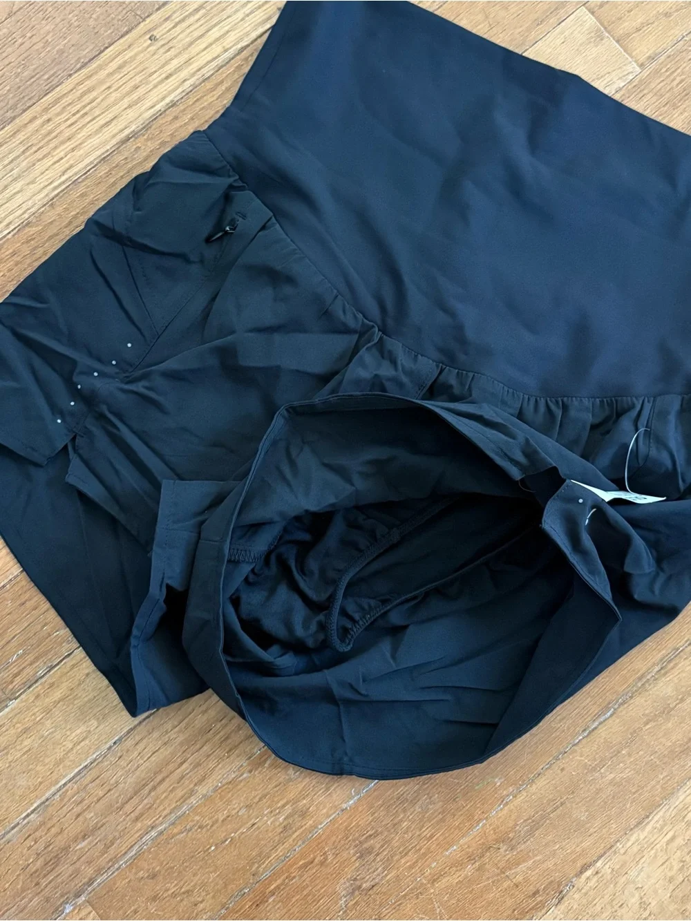 NWT // Old Navy // Maternity Rollover-Waist StretchTech Run Shorts - 3in inseam - Picture 4 of 7